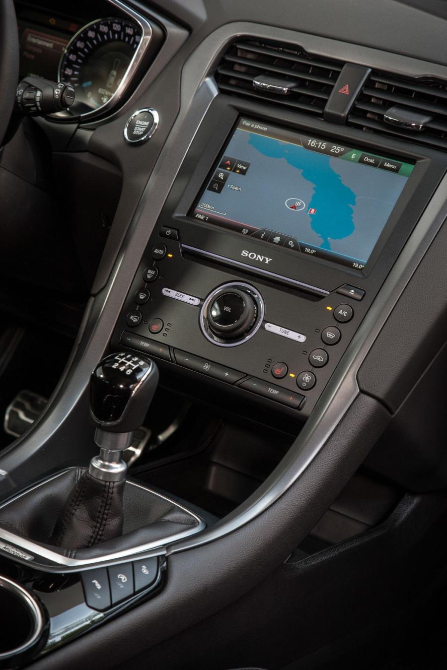 Детали интерьера Ford Mondeo Hatchback 2014 года  (фото 29 из 49)